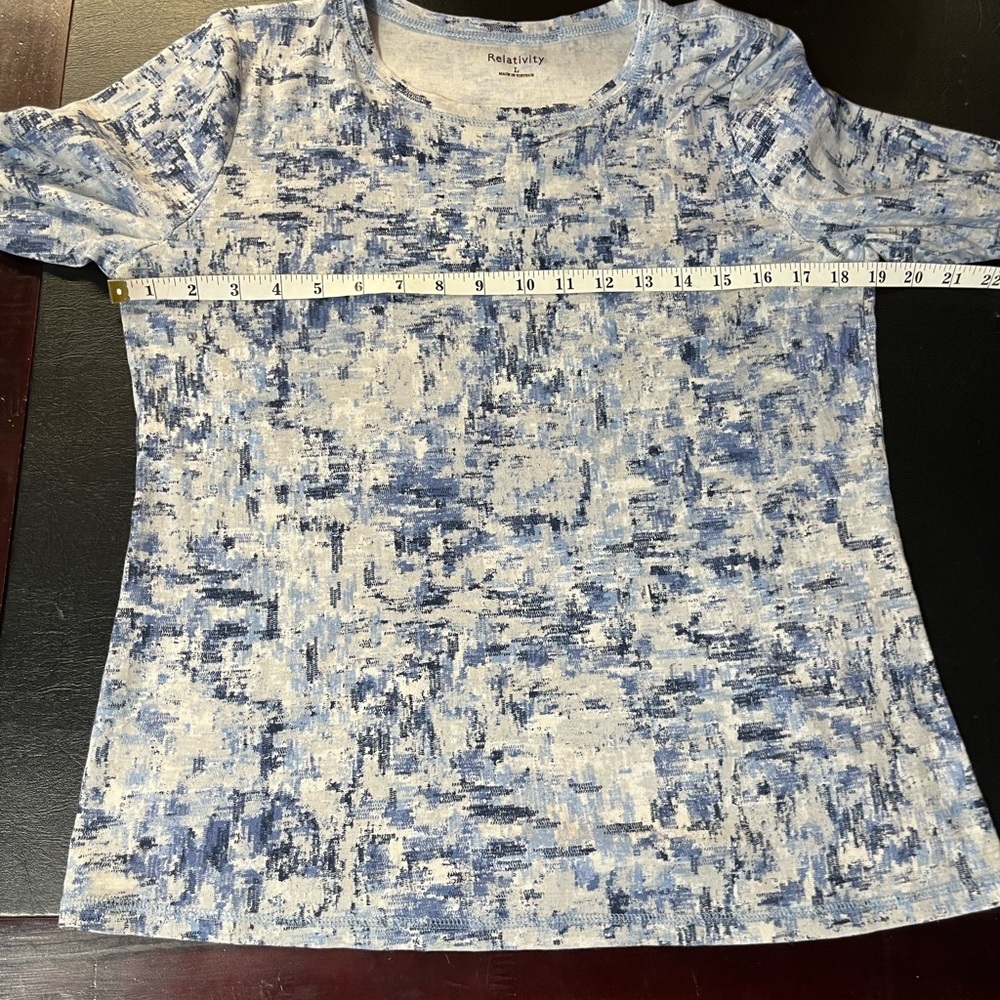 Relativity long sleeved tee size large - Picture 7 of 8